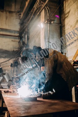 Производственный цех процесс работы мастера по сравке аргоном крупным планом 3 Производственный цех процесс работы мастера по сравке аргоном 3