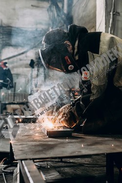 Производственный цех процесс работы мастера по сравке аргоном крупным планом 2 Производственный цех процесс работы мастера по сравке аргоном 2
