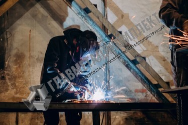 Производственный цех процесс работы мастера по сравке аргоном крупным планом 1 Производственный цех процесс работы мастера по сравке аргоном 1