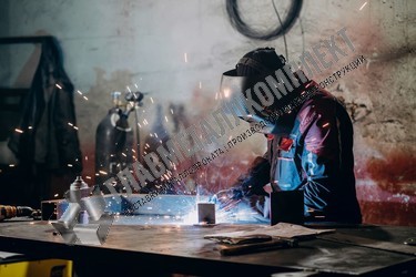 Процесс сварки изделия аргоном крупным планом 1 Процесс сварки изделия аргоном 1